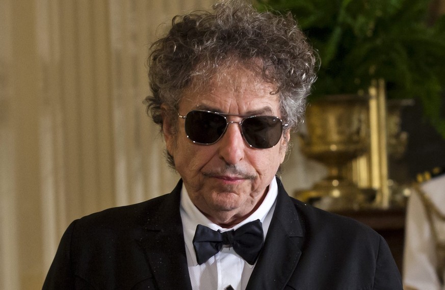 epa05634396 (FILE) A file picture dated 29 May 2012 shows US folk music legend Bob Dylan in the East Room of the White House in Washington, DC USA. According to media reports on 16 November, Dylan con ...