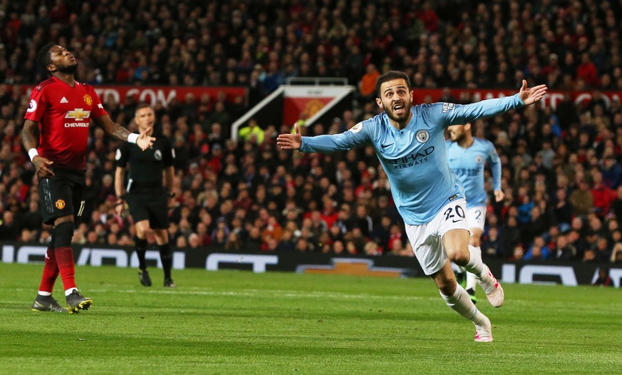 epa07526053 Manchester City&#039;s Bernardo Silva (R) celebrates after scoring the 1-0 lead during the English Premier League soccer match between Manchester United and Manchester City at Old Trafford ...