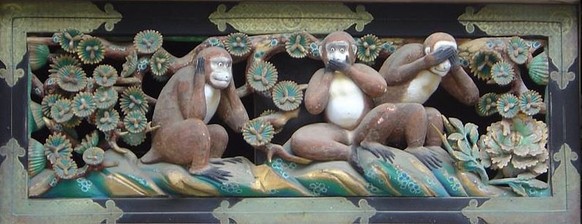 Von links nach rechts: «Kika-Zaru», «Iwa-Zaru» und&nbsp;«Mi-Zaru» auf dem Gelände des Tōshōgū-Schreins in Nikko.&nbsp;