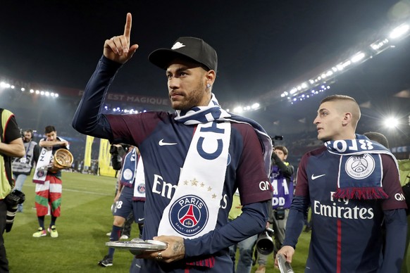 epa06732162 Paris Saint Germain&#039;s Neymar Jr (C) and Marco Verratti (R) celebrate with their trophy after a ceremony for the winner of the french championship after the French Ligue 1 soccer match ...