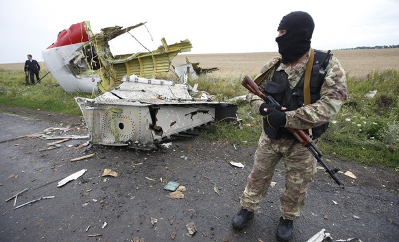 Abschuss der MH-17: Soldaten bewachen Trümmerteile des abgeschossenen Passagierjets in der Ostukraine.