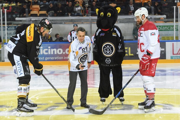 Swiss Federal Councillor Ignazio Cassis throws the puck on the ice during the regular season game of National League (NL) Swiss Championship 2017/18 between HC Lugano and HC Lausanna, at the ice stadi ...