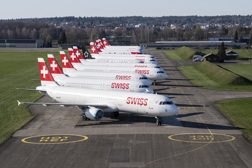 ARCHIV - ZUM ERGEBNIS 2020 DER SWISS STELLEN WIR IHNEN FOLGENDES BILDMATERIAL ZUR VERFUEGUNG - Parked planes of the airline Swiss at the airport in Duebendorf, Switzerland on Monday, 23 March 2020. Th ...