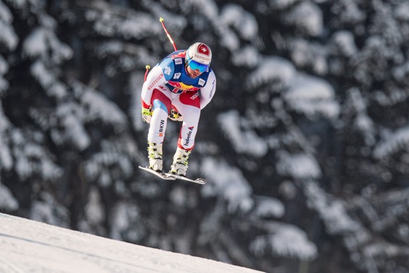 epa05727341 Beat Feuz of Switzerland takes a jump during the first training run for the men&#039;s Downhill race of the FIS Alpine Skiing World Cup event in Kitzbuehel, Austria, 18 January 2017. EPA/C ...