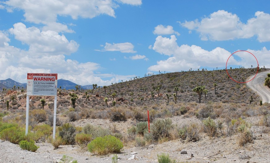 Warnschild vor dem Gelände der Area 51 mit Wächtern im Hintergrund (Groom Lake Road).
https://de.wikipedia.org/wiki/Area_51