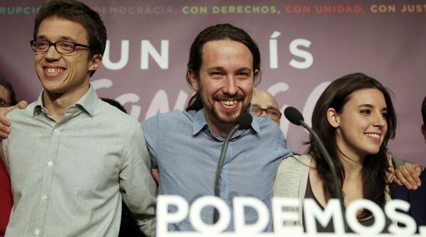 Das Linksbündnis Podemos um Parteichef Iglesias (Mitte) hat wie erwartet starken Zulauf erhalten bei den Wahlen in Spanien.