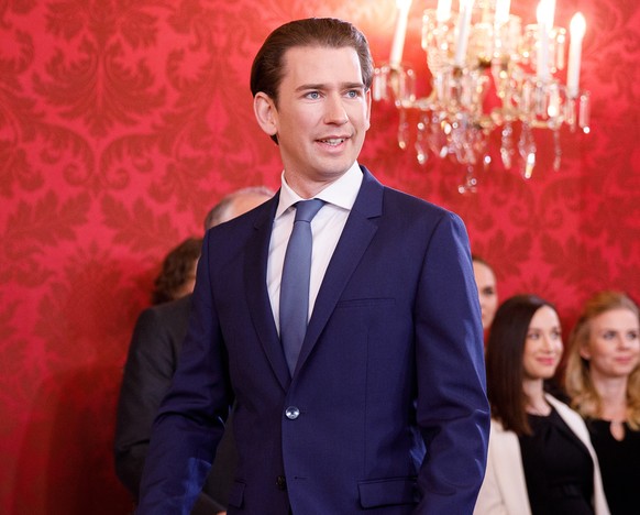 epa08110164 Leader of Austrian People&#039;s Party (OeVP) Sebastian Kurz (L) arrives for the swearing-in of the new coalition government between Austrian People&#039;s Party (OeVP) and the Green Party ...