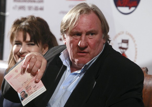 Depardieu zeigt seinen russischen Pass.