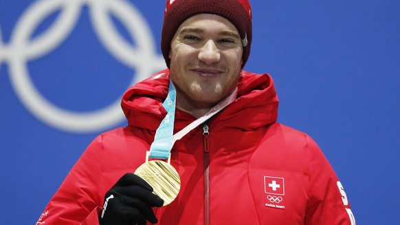 epa06532404 Gold medalist Dario Cologna of Switzerland during the medal ceremony for the men&#039;s 15km Freestyle Cross Country competition at the PyeongChang 2018 Olympic Games, South Korea, 16 Febr ...