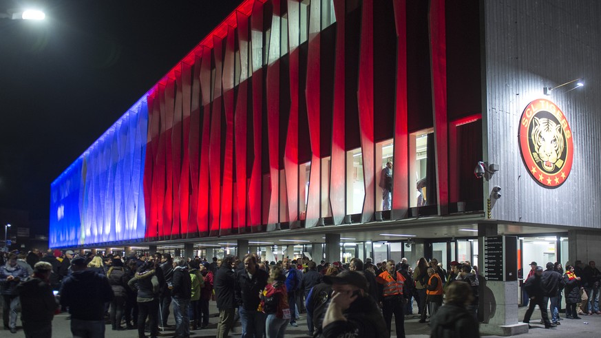 Paris ist überall, auch im Emmental: Die Ilfishalle wurde heute Abend aus Solidarität mit den französischen Nationalfarben beleuchtet.
