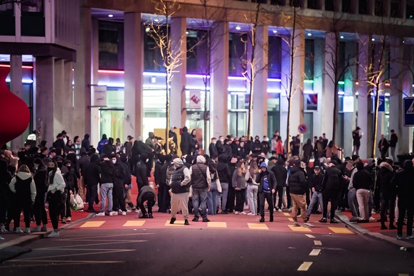 Ansammlung von mehreren hundert Jugendlichen, am Freitag, 2. April 2021, in St. Gallen. In der St. Galler Innenstadt haben Jugendliche am Freitagabend die Polizei attackiert. Sie bewarfen die Einsatzk ...
