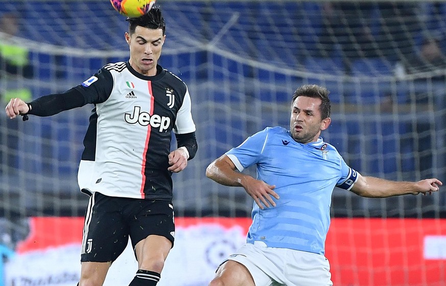 epa08053122 SS Lazio&#039;s Senad Lulic (R) vies for the ball with FC Juventus&#039; Cristiano Ronaldo during the Italian Serie A soccer match between SS Lazio and FC Juventus at the Olimpico stadium  ...
