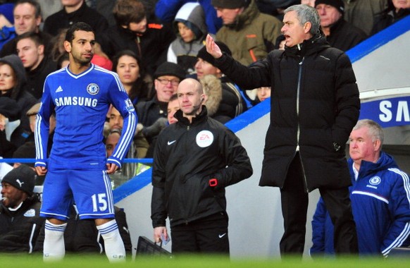 Chelsea&#039;s Portuguese manager Jose Mourinho (R) gives instructions to Chelsea&#039;s Egyptian midfielder Mohamed Salah (L) during the English Premier League football match between Chelsea and Newc ...
