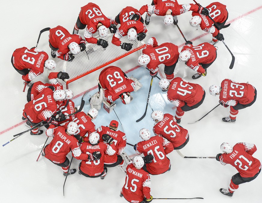 epa07573200 Switzerland&#039;s players huddle before the IIHF World Championship group B ice hockey match between Switzerland and Norway at the Ondrej Nepela Arena in Bratislava, Slovakia, 15 May 2019 ...