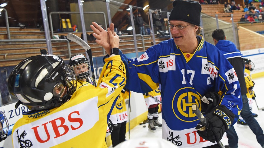 Davos`coach Arno del Curto trains with the kids at the &quot; UBS Jugend trainiert mit den Stars&quot; day at the 91th Spengler Cup ice hockey tournament in Davos, Switzerland, Thursday, December 28,  ...