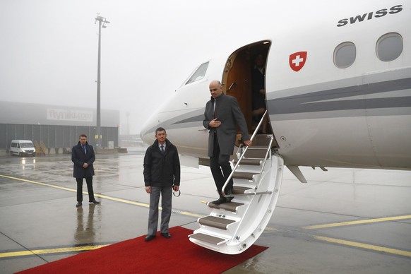 Swiss Federal President Alain Berset disembarks the aircraft at the airport Wien Schwechat, during his two days state visit to Austria, in Vienna, Austria, Monday, January 8, 2018. (KEYSTONE/Peter Kla ...