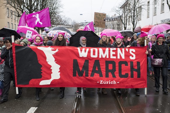 Frauen demonstrieren am Women&#039;s March in der Stadt Zuerich, am Samstag 18. Maerz 2017. (KEYSTONE/Ennio Leanza)