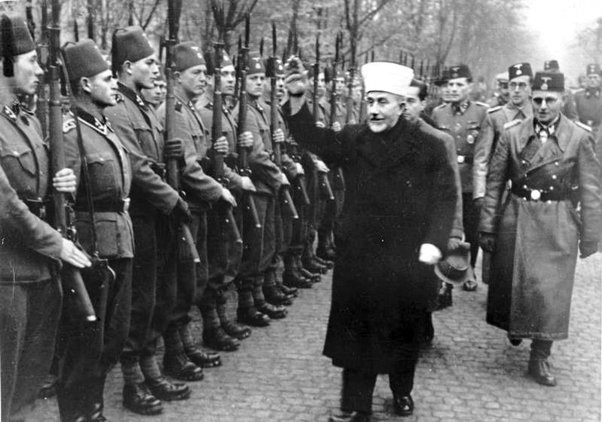Amin al-Husseini, der Mufti von Jerusalem, inspiziert die Handschar-Division am 13. Januar 1944. 
Von Bundesarchiv, Bild 146-1980-036-05 / Autor unbekannt / CC-BY-SA 3.0, CC BY-SA 3.0 de, https://comm ...