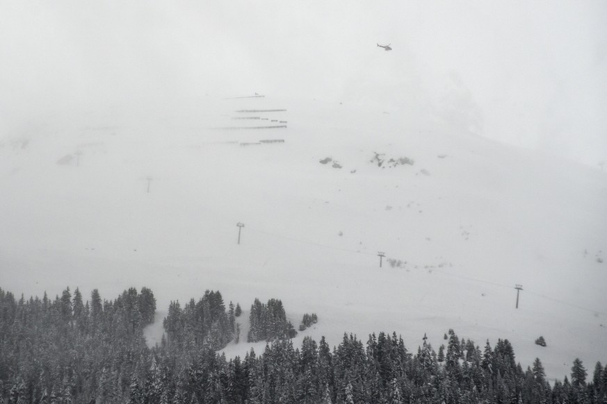 Un helicoptere de la compagnie Air Zermatt vole au-dessus de Fiescheralp a la recherche de plusieurs randonneurs emporte par une avalanche, ce samedi, 31 mars 2018, a Fiesch dans le Haut-Valais. (KEYS ...