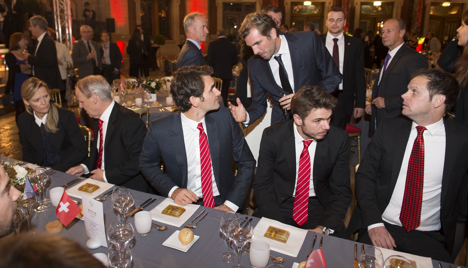 Julien Benneteau bei Roger Federer: Beim offiziellen Gala-Dinner nach dem Schweizer Davis-Cup-Triumph gab es einiges zu besprechen.