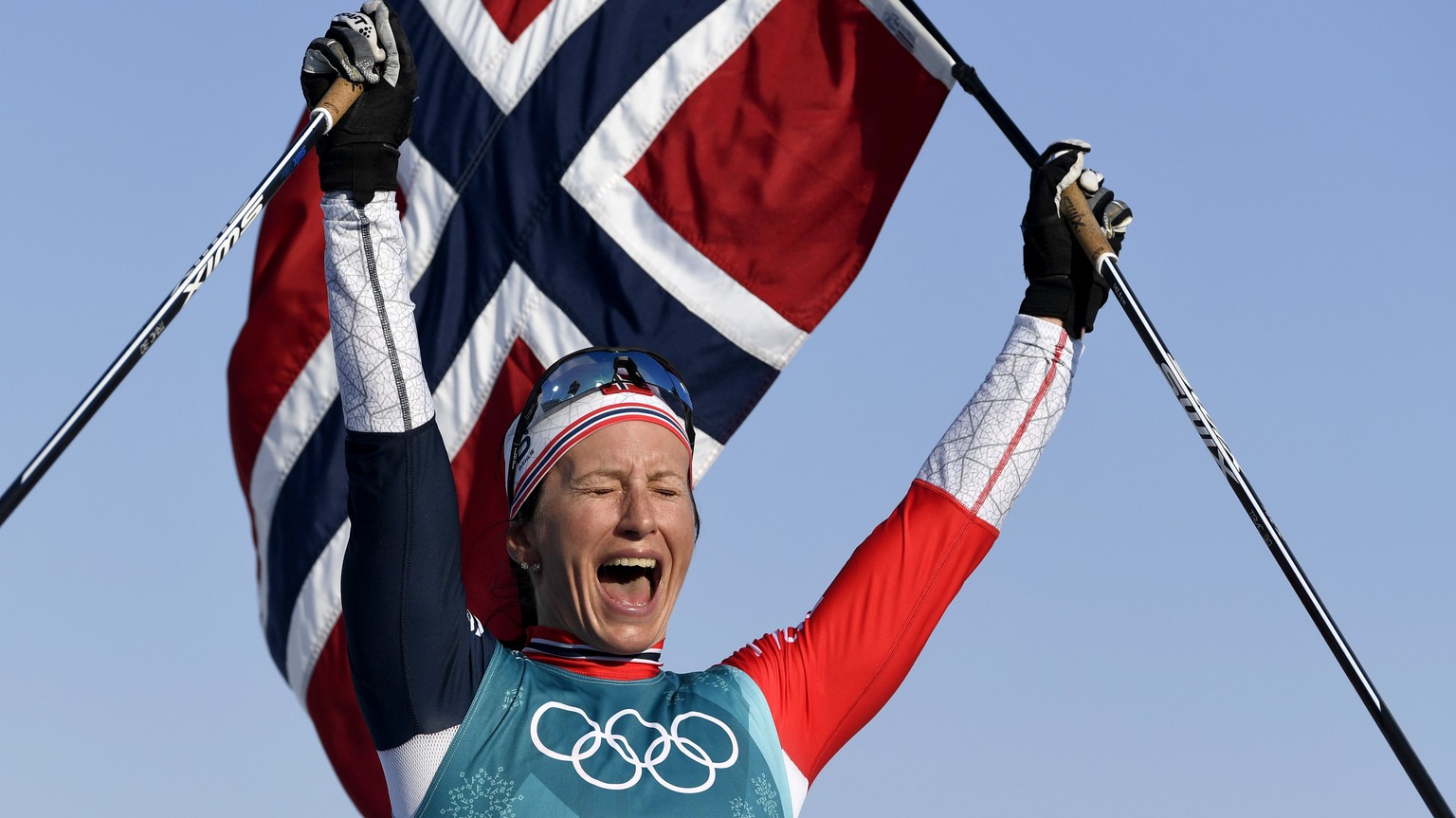 epa06563514 Marit Bjoergen of Norway celebrates winning the Women&#039;s Cross Country 30 km Mass Start Classic race at the Alpensia Cross Country Centre during the PyeongChang 2018 Olympic Games, Sou ...