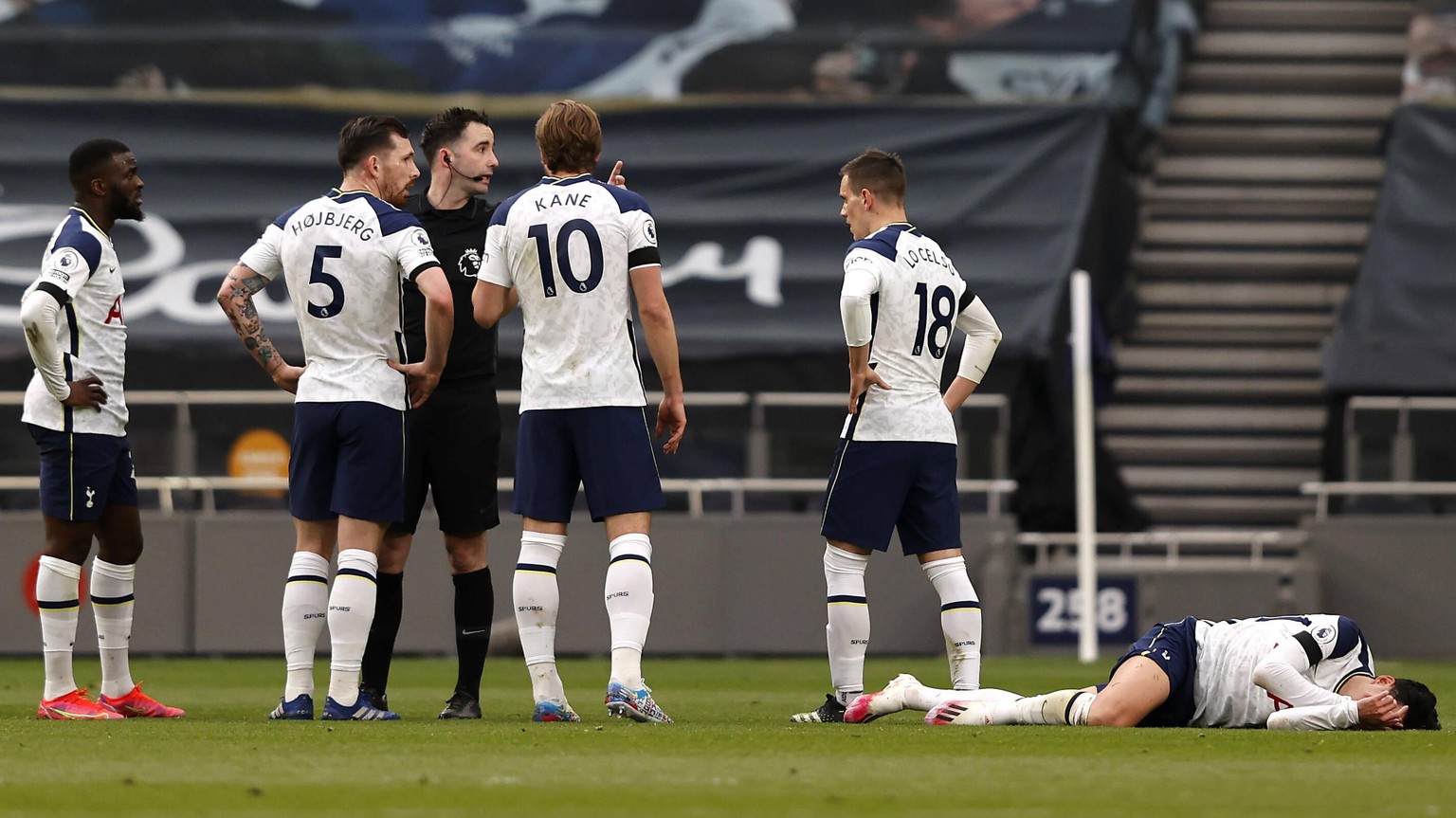 Tottenham Hotspur v Manchester United, ManU - Premier League - Tottenham Hotspur Stadium Tottenham Hotspur players confront referee Chris Kavanagh after a foul on Heung-min Son right during the Premie ...