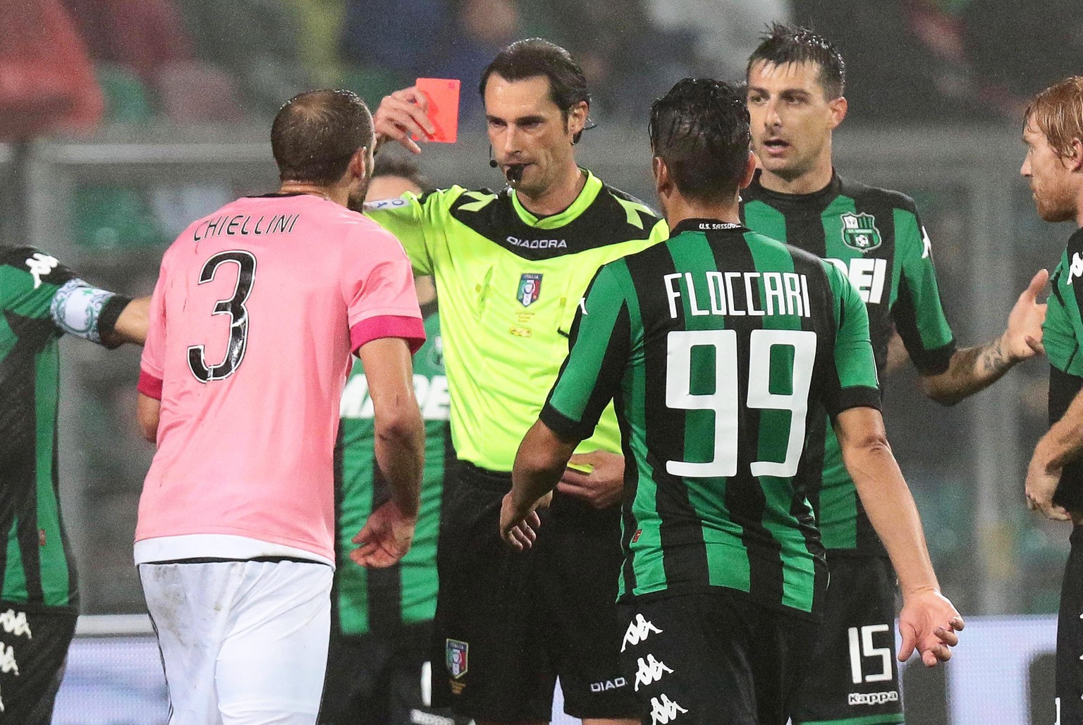 Chiellini fliegt beim Spiel gegen Sassuolo vom Feld.