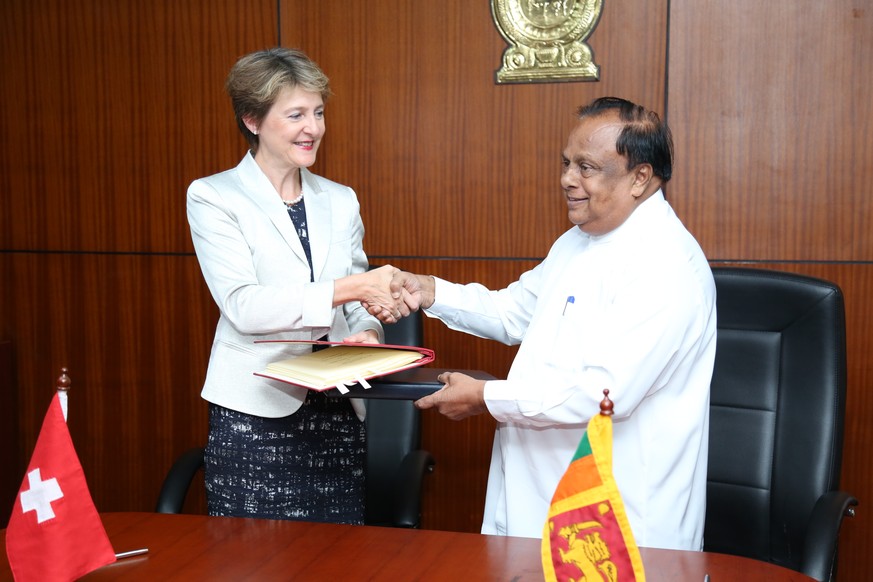 HANDOUT - Bundesraetin Simonetta Sommaruga, links, und der sri-lankische Innenminister Seneviratne Bandara Nawinne unterzeichnen ein bilaterales Abkommen ueber die Migrationszusammenarbeit anlaesslich ...