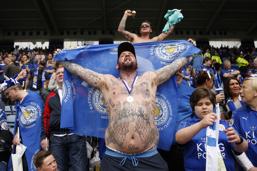 Was für eine Atmosphäre in Leicester: Die Fans feiern das ganze Spiel über.