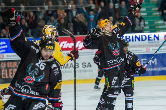 Le Topscorer fribourgeois Julien Sprunger, centre, celebre le 1er goal, lors du match du championnat suisse de hockey sur glace de National League LNA entre HC Fribourg-Gotteron et Geneve Servette HC, ...