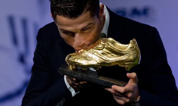 Ronaldo küsst seine neuste Trophäe: Den goldenen Schuh.