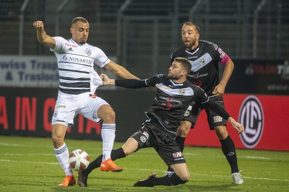 From left, Basel&#039;s player Arthur Cabral during, Lugano&#039;s player and Lugano&#039;s player Maric Mijat, during the Super League soccer match FC Lugano against FC Basel, at the Cornaredo stadiu ...