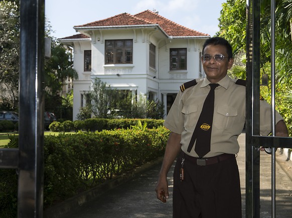 Ein Sicherheitsbeamter vor der Schweizer Botschaft in Colombo. (Archivbild)