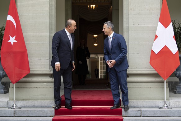 Swiss Federal Councilor Ignazio Cassis, right, welcomes Mevluet Cavusoglu, left, Foreign Minister of the Republic of Turkey, during a official visit to Switzerland, on Friday, 14 August 2020, in Bern, ...