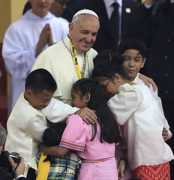 Papst Franziskus umarmt Kinder in der Universität von Santo Tomas in Manila.