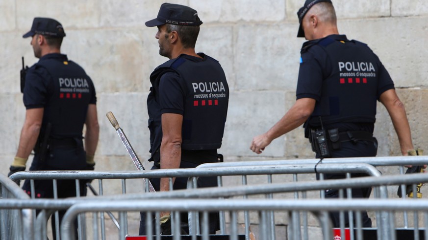 epa06297749 Several Mosso d&#039; Esquadra&#039;s officers, the Catalonian regional police, on duty outside Palau de la Generalitat, the Catalonian regional Government Palace, in the first working day ...