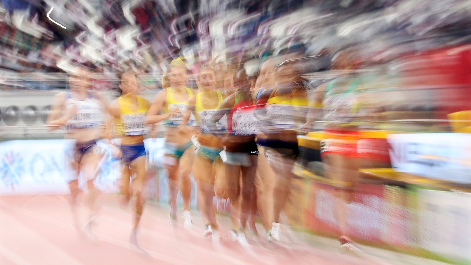 epaselect epa07893602 Athletes in action during the women&#039;s 1,500m semi finals at the IAAF World Athletics Championships 2019 at the Khalifa Stadium in Doha, Qatar, 03 October 2019. EPA/SRDJAN SU ...