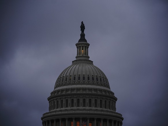 Das Licht in der Kuppel des Kapitols in Washington signalisiert, dass der US-Senat
