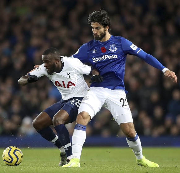 Tottenham Hotspur&#039;s Tanguy Ndombele, left, and Everton&#039;s Andre Gomes battle for the ball during the English Premier League soccer match at Goodison Park, Liverpool, England, Sunday Nov. 3, 2 ...