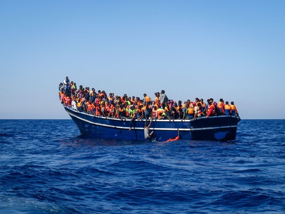 Überladen und alt: So sehen die Flüchtlingsboote auf dem Mittelmeer aus.