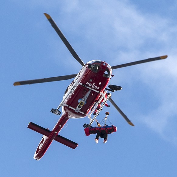 Vanessa Kasper of Switzerland is transported by helicopter during the first run of the women&#039;s Giant-Slalom race at the Alpine Skiing FIS Ski World Cup in Lenzerheide, Switzerland, Saturday, Janu ...