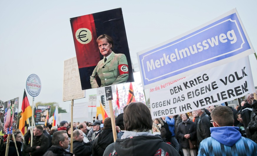 Bilder, die Angst machen: Angela Merkel in Nazi-Montur an einer Pediga-Veranstaltung.