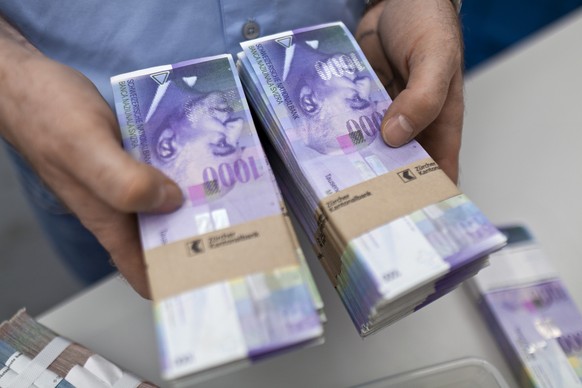 Bundles of bank notes at the Canton Bank of Zurich ZKB in Zurich, Switzerland, pictured on August 8, 2011. (KEYSTONE/Martin Ruetschi) 

Banknoten in der Zuercher Kantonalbank in Zuerich, aufgenommen a ...
