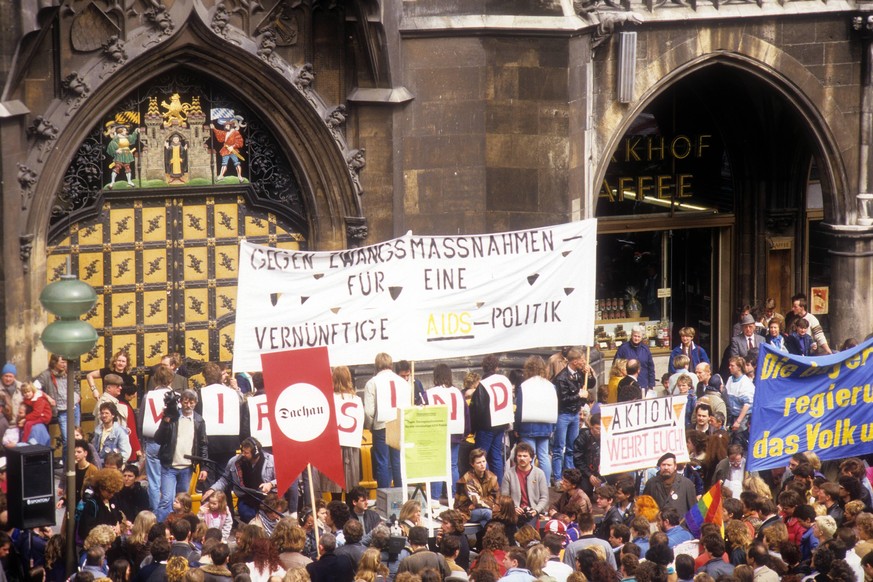 Demonstration gegen die umstrittenen Ma�nahmen der bayrischen Staatsregierung zur Eind�mmung der Virusseuche AIDS auf dem Marienplatz in M�nchen, Deutschland

Demonstration against the controversial ...