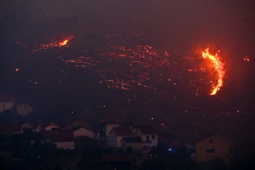 Mehr als 700 Feuerwehrleute kämpften vergangene Nacht in Portugal gegen lodernde Waldbrände. Ein ganzes Dorf musste evakuiert werden.