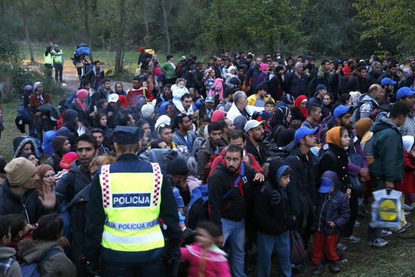 Schutzsuchende an der ungarisch-kroatischen Grenze: Budapest hat neu die Einführung von Grenzkontrollen auch an der slowenischen Grenze angekündigt. &nbsp;