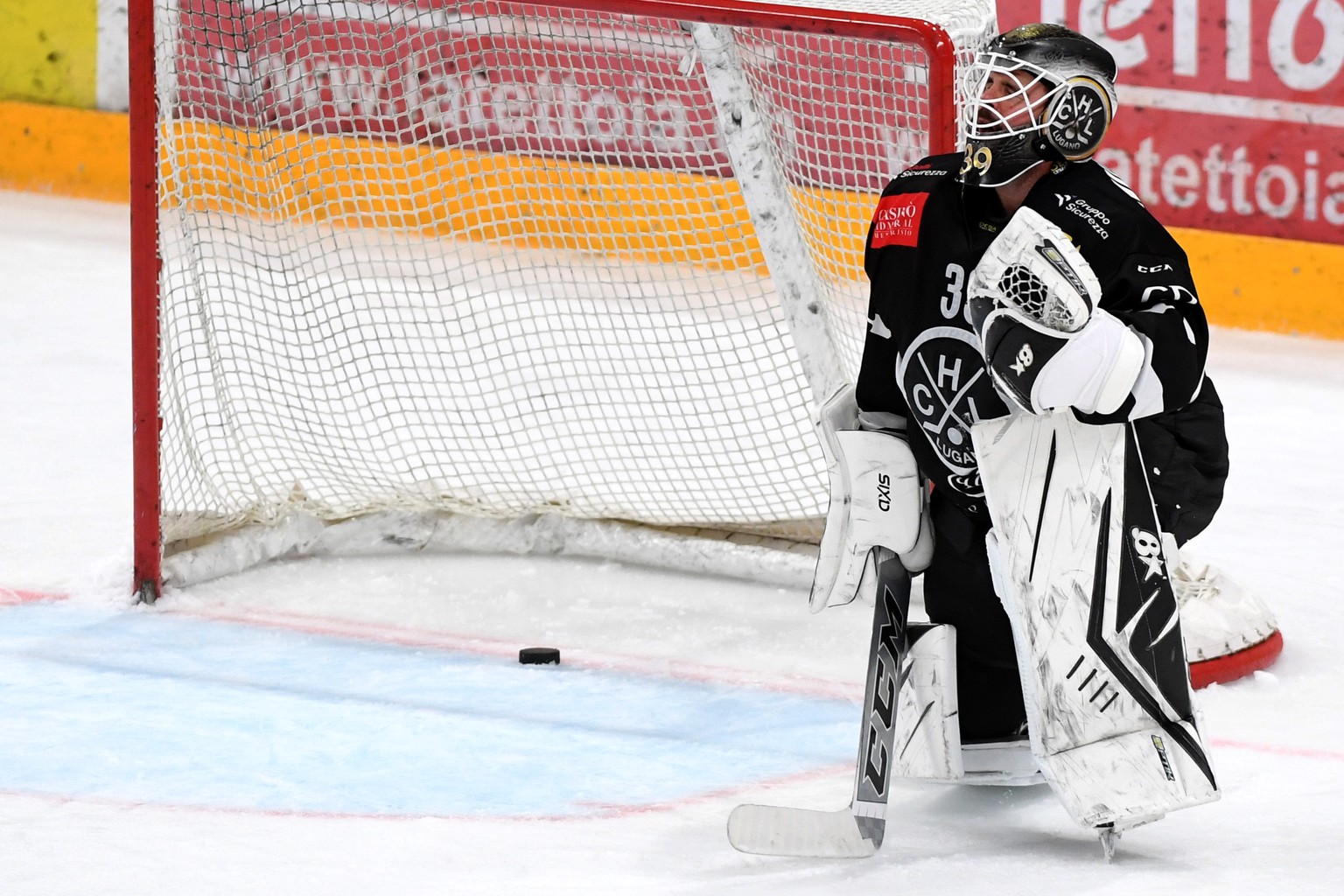 Lugano&#039;s goalkeeper Sandro Zurkirchen after the 1 - 6 goal of Geneve Servette, during the preliminary round game of National League A (NLA) Swiss Championship 2020/21 between HC Lugano against HC ...