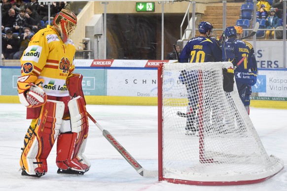 Davos jubelt, Biels Goalie Jonas Hiller schaut ein, beim Eishockey-Qualifikationsspiel der National League zwischen dem HC Davos und dem EHC Biel, am Sonntag, 5. Januar 2020, im Eisstadion in Davos. ( ...