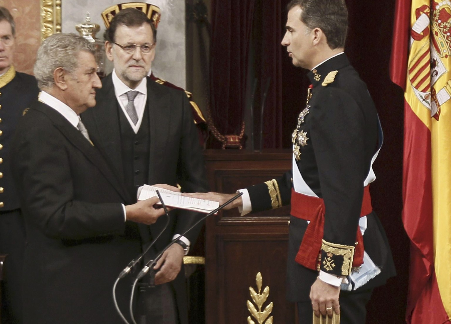 Der neue Monarch schwört auf die spanische Verfassung.