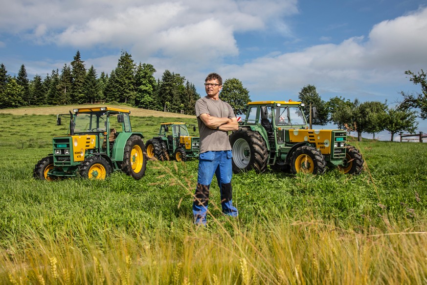 Landwirt Roland Ryser in Affoltern im Emmental (BE) fährt drei Bührer-Oldtimer. Bührer baute in Hinwil (ZH) bis in die 1970er-Jahre über 22&#039;000 Traktoren, von denen noch immer 10&#039;000 Trakt ...